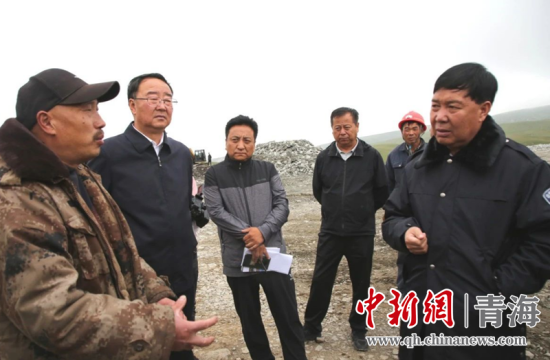 圖為黃南州有關領導現(xiàn)場踏勘、督導生態(tài)環(huán)保責任落實情況現(xiàn)場。黃宣攝