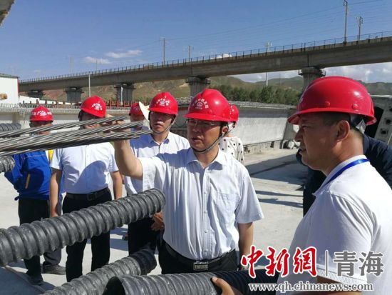 圖為生態(tài)環(huán)保專項督查現(xiàn)場。 孫舒亞攝