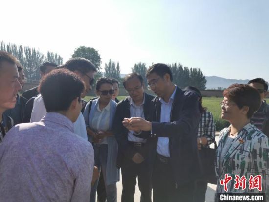 圖為杜德志在基層調(diào)研。受訪者供圖