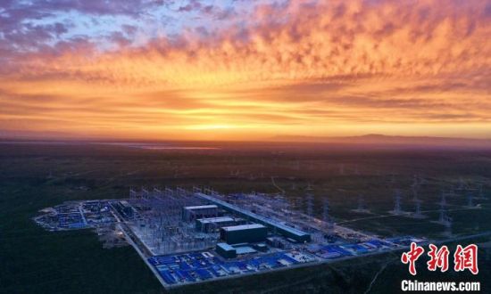 圖為朝霞下的青南換流站?！W(wǎng)青海檢修公司供圖 　　