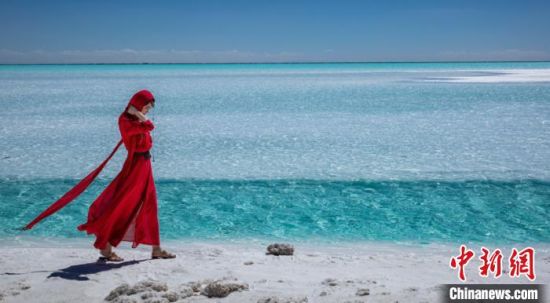 圖為地處柴達(dá)木盆地的東臺吉乃爾湖?！∧獑⒚鳌z