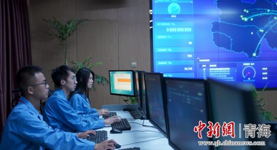 圖為國(guó)網(wǎng)青海電力大數(shù)據(jù)中心工作人員正在監(jiān)控綠電相關(guān)數(shù)據(jù)。王國(guó)棟攝