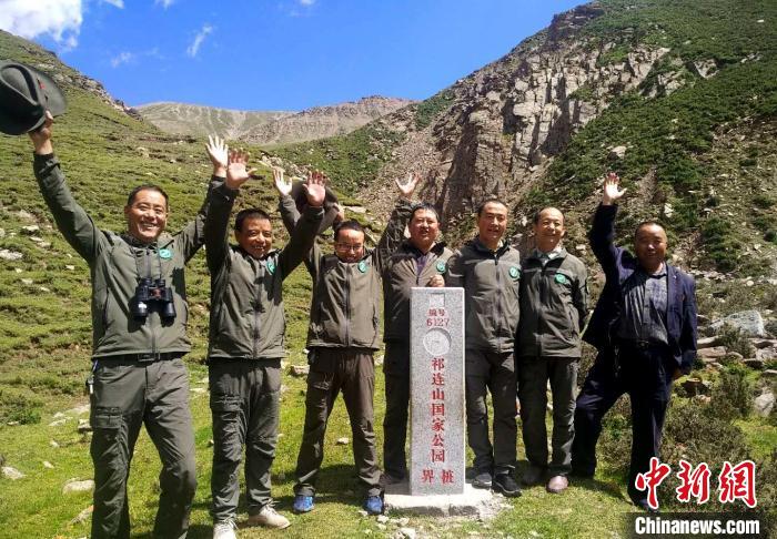 圖為管護(hù)員們難得的一次合影。受訪者供圖