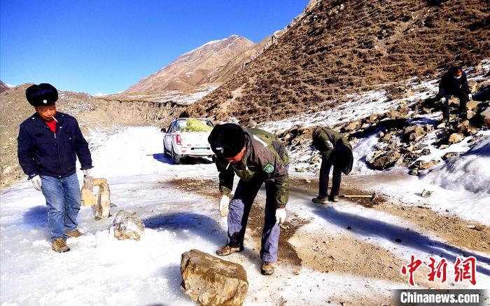 圖為管護(hù)員清理山體落石。受訪者供圖