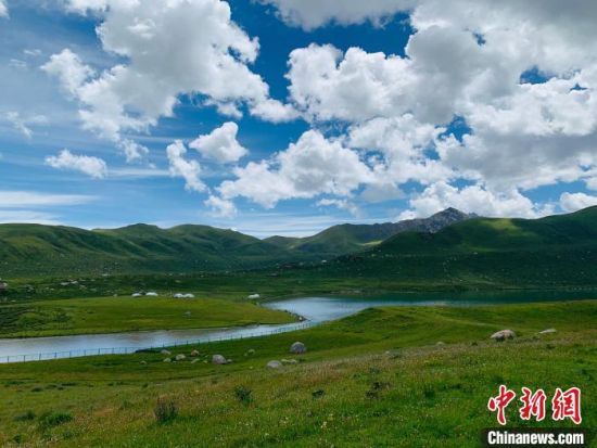 圖為果洛州境內(nèi)的年保玉則。（資料圖）　孫?！z