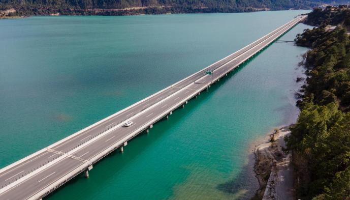 資料圖為西藏拉薩至林芝高等級(jí)公路多布湖風(fēng)光?!〗w波 攝