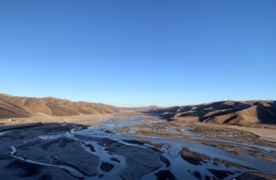圖為三江源腹地，黃河流經(jīng)達(dá)日縣。（資料圖） 孫睿 攝 　　
