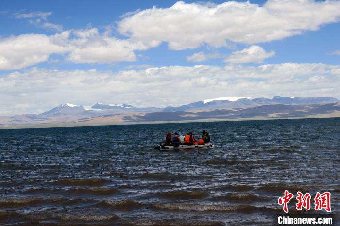 科考隊(duì)員向湖心進(jìn)發(fā)，風(fēng)浪越來(lái)越大。　<a target='_blank' ><p  align=