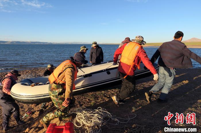 完成達(dá)則錯(cuò)科考任務(wù)，科考隊(duì)員抬充氣快艇上岸。　<a target='_blank' ><p  align=
