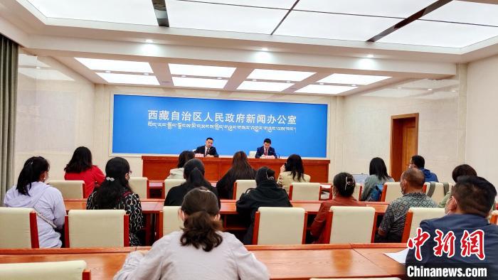 圖為西藏阿里地區(qū)在拉薩召開新聞發(fā)布會，發(fā)布西藏和平解放70年來阿里地區(qū)經(jīng)濟社會發(fā)展成就。　貢桑拉姆 攝