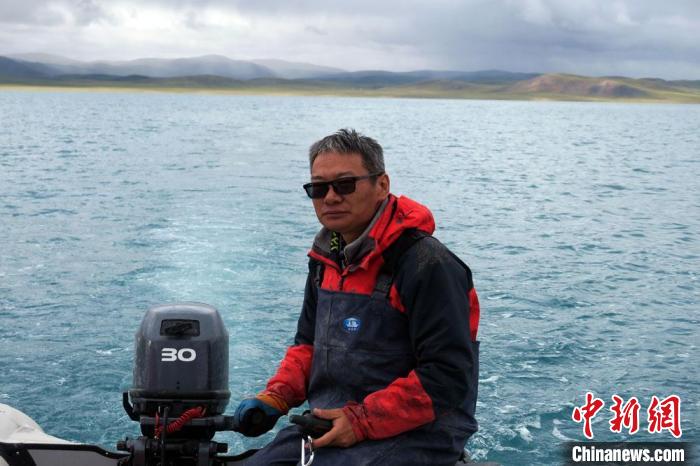 本次科考領(lǐng)隊、中科院青藏高原所侯居峙研究員駕駛充氣快艇?！?lt;a target='_blank' ><p  align=