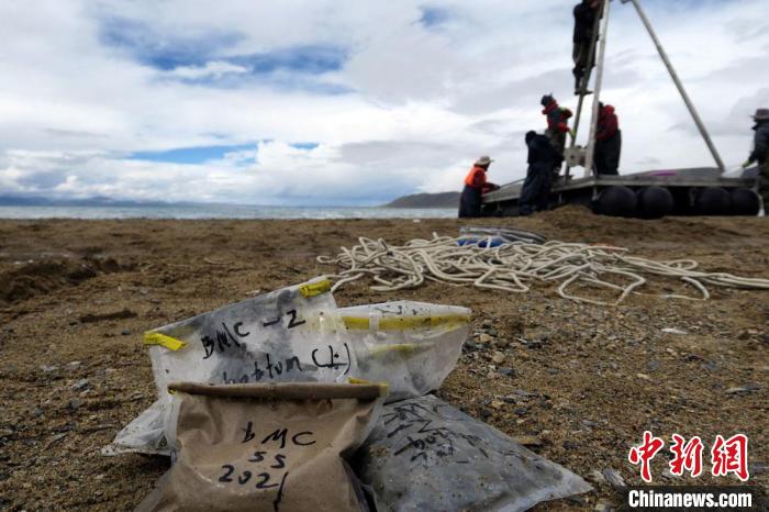 科考隊員從巴木錯采集的科研樣品?！?lt;a target='_blank' ><p  align=