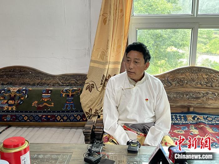 巴卡村黨支部書記、村委會(huì)主任尼瑪次仁。周璟 攝