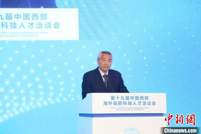 全國政協(xié)副主席、九三學(xué)社中央常務(wù)副主席邵鴻出席論壇并致辭?！∷拇ㄊ∥y(tǒng)戰(zhàn)部供圖