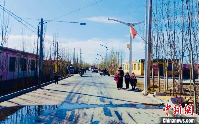 圖為黃河源昆侖社區(qū)馬路的一角?！「駹柲臼形麄鞑?供圖
