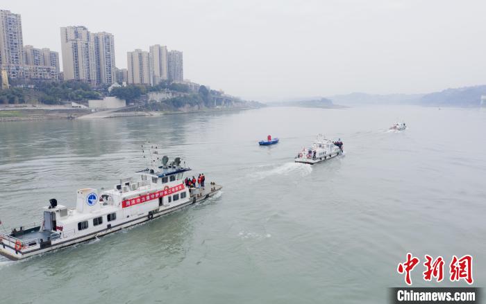 聯(lián)合巡江守護(hù)活動現(xiàn)場?！〗部h融媒體中心 攝