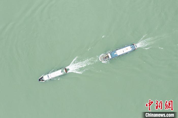 聯(lián)合巡江守護(hù)活動現(xiàn)場?！〗部h融媒體中心 攝