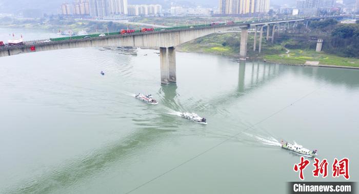 聯(lián)合巡江守護(hù)活動現(xiàn)場?！〗部h融媒體中心 攝