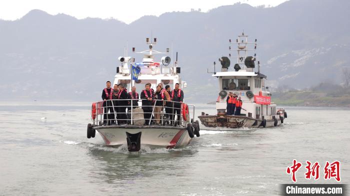 聯(lián)合巡江守護(hù)活動現(xiàn)場?！〗部h融媒體中心 攝