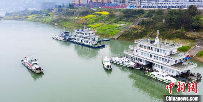 聯(lián)合巡江守護(hù)活動現(xiàn)場?！〗部h融媒體中心 攝