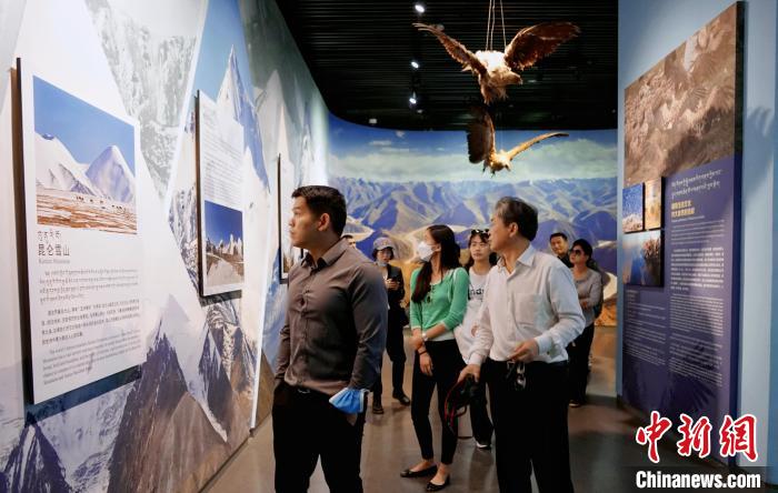 圖為中外嘉賓參觀玉樹州博物館。　馬銘言 攝
