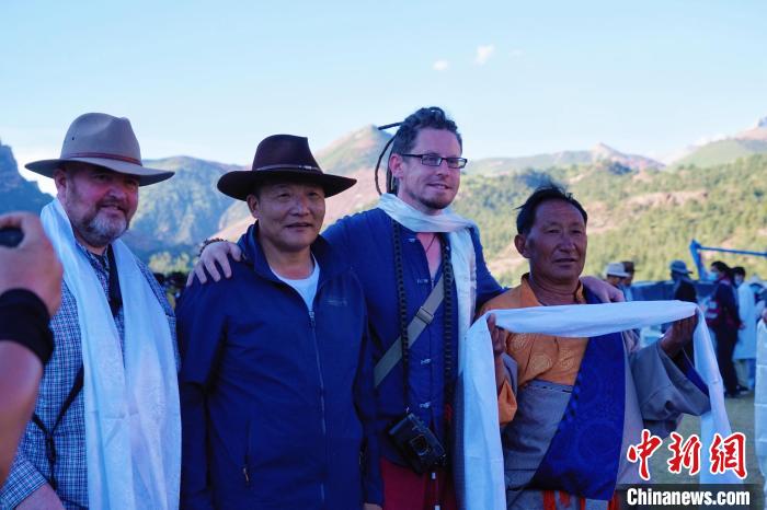 圖為當(dāng)?shù)孛癖娕c外籍?dāng)z影師合影留念?！●R銘言 攝