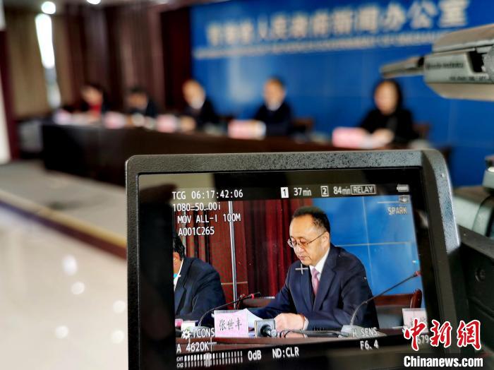 圖為青海省水利廳廳長張世豐參加新聞發(fā)布會。　張?zhí)砀?攝