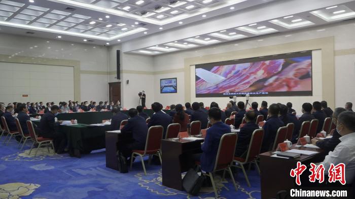 圖為部省共同打造青海綠色有機(jī)農(nóng)畜產(chǎn)品輸出地推進(jìn)會(huì)議現(xiàn)場。　李江寧 攝