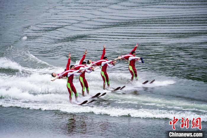 捕魚節(jié)上的水上表演。　主辦方供圖