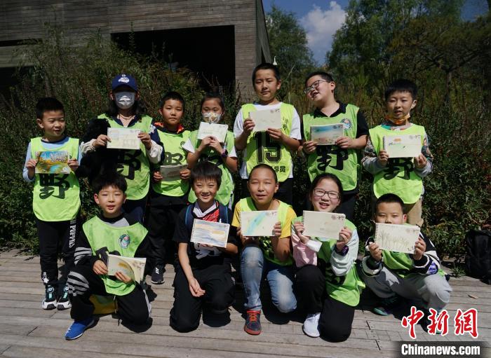 圖為小朋友展示學(xué)習(xí)成果?！●R銘言 攝