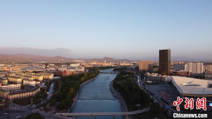 圖為無(wú)人機(jī)航拍德令哈巴音河?！『钨婚?攝