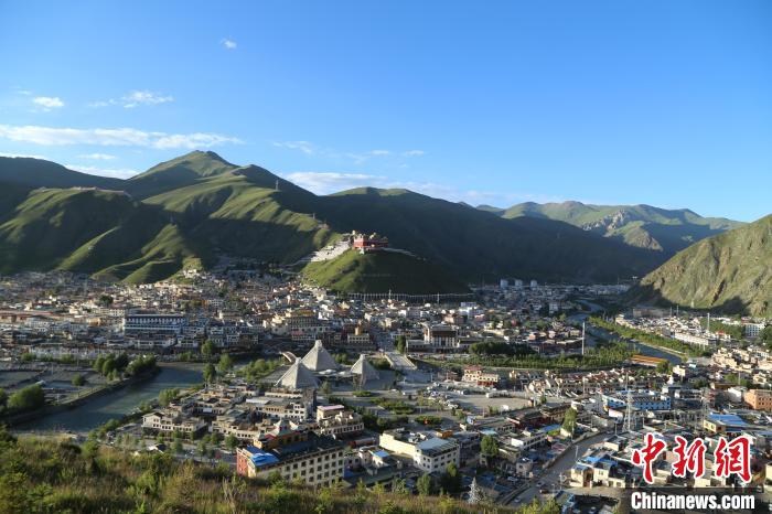 圖為航拍玉樹市?！∮駱涫形麄鞑抗﹫D