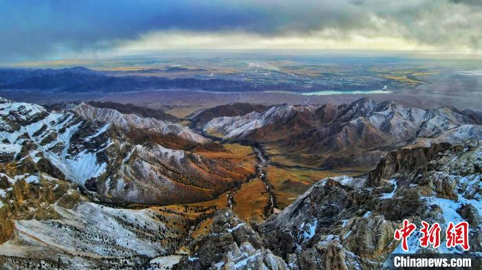 圖為柴達木盆地柏樹山森林地質(zhì)公園云霧繚繞?！“蛨D那生 攝