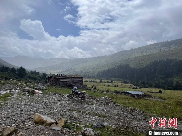 圖為9月28日一輛停在牧場(chǎng)上的摩托車。 <a target='_blank' href='/'><p  align=