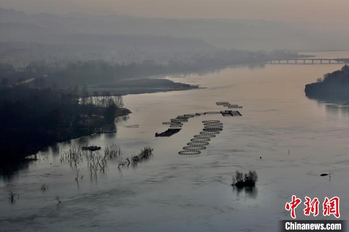 圖為冷水魚養(yǎng)殖。　李玉峰 攝