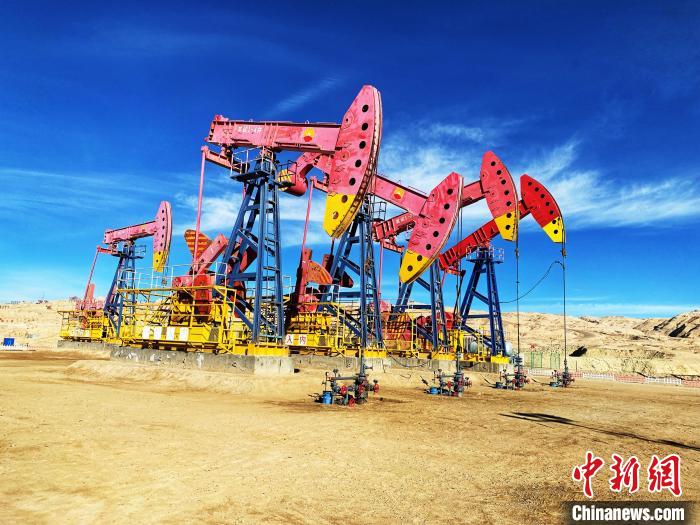 圖為青海油田采油基地?！O睿 攝