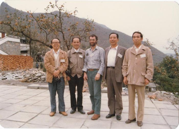 1987年早期脊椎動(dòng)物國(guó)際研討會(huì)在中國(guó)舉行，劉玉海先生(右一)與中外同行專(zhuān)家合影。　Gavin Young(澳大利亞) 供圖