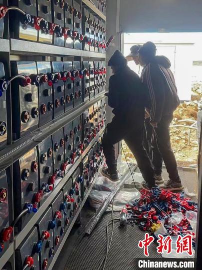 圖為微電網(wǎng)系統(tǒng)安裝調(diào)試現(xiàn)場(chǎng)?！O寶鶴 攝