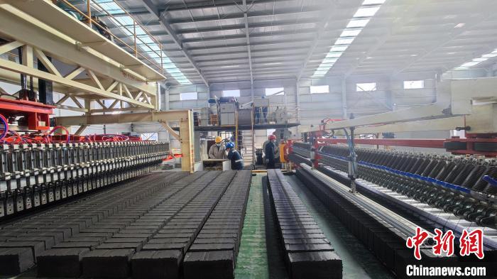 圖為張掖市宏能煤業(yè)有限公司煤矸石綜合利用項(xiàng)目現(xiàn)場。(資料圖) 錢大偉 攝