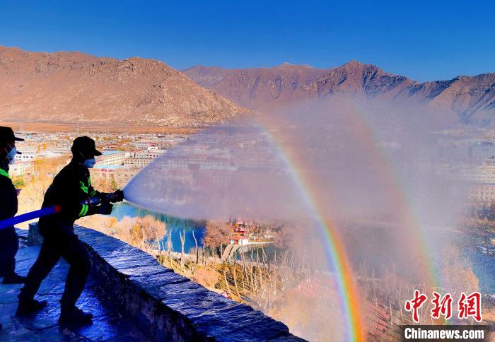 12月6日，布達(dá)拉宮消防救援大隊(duì)在布達(dá)拉宮山體林草區(qū)域開(kāi)展?jié)窕ぷ鳌！㈣?攝