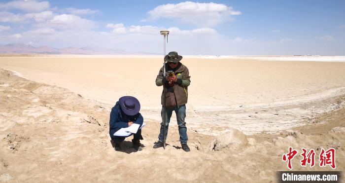 圖為鹽湖礦產(chǎn)資源國(guó)情調(diào)查。(資料圖) 柴綜院 供圖