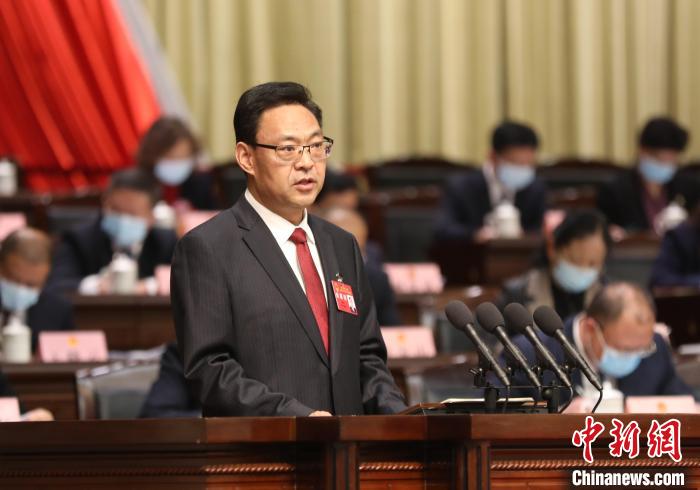 圖為青海省西寧市人民政府代市長石建平作政府工作報告?！∑钤鲚?攝