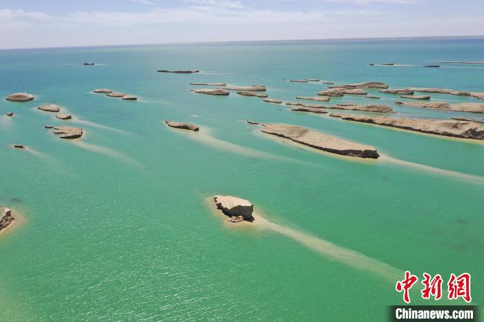 圖為海西州境內(nèi)的水上雅丹風(fēng)光?！≮w凜松 攝