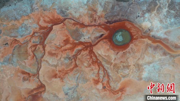 圖為海西州境內(nèi)的“網(wǎng)紅”景點(diǎn)“惡魔之眼”?！≮w凜松 攝