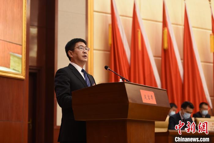 圖為青海省果洛州人民政府州長(zhǎng)葉萬(wàn)彬作政府工作報(bào)告?！　《嘟馨盒?攝