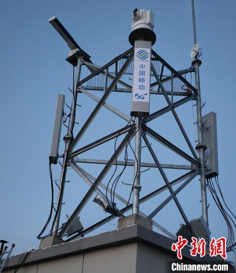 資料圖為建在龍羊峽湖區(qū)內(nèi)的5G基站?！∏嗪Ｒ苿?dòng)海南分公司供圖