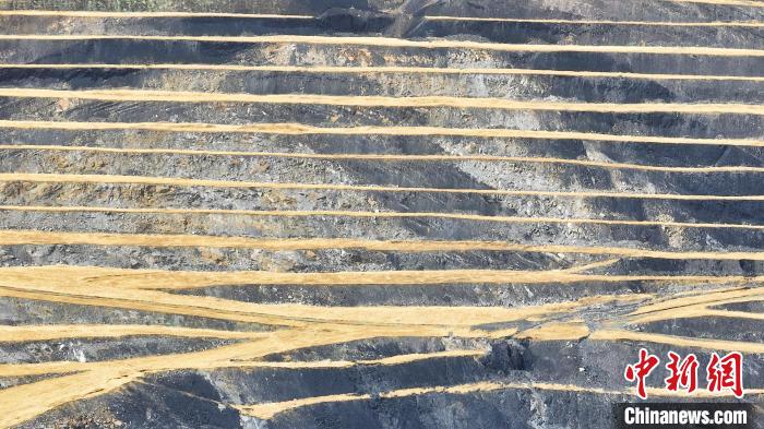 航拍圖為青海省海西蒙古族藏族自治州天峻縣木里礦區(qū)?！●R銘言 攝