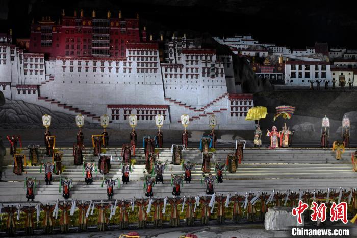 3月17日，西藏拉薩，《文成公主》大型史詩(shī)劇演出現(xiàn)場(chǎng)?！±盍?攝