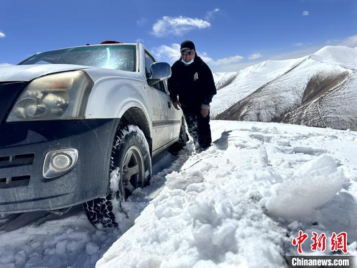 圖為生態(tài)管護人員準(zhǔn)備在雪地推車?！《“瓦_(dá)杰 攝