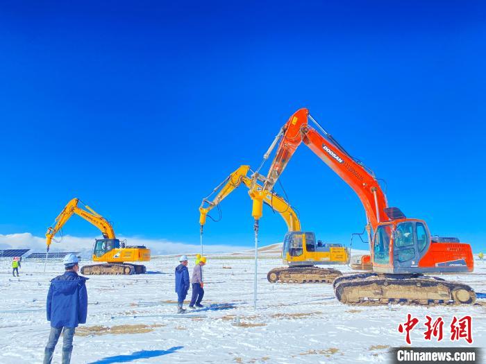 圖為雪中施工。資料圖 姜佳保供圖